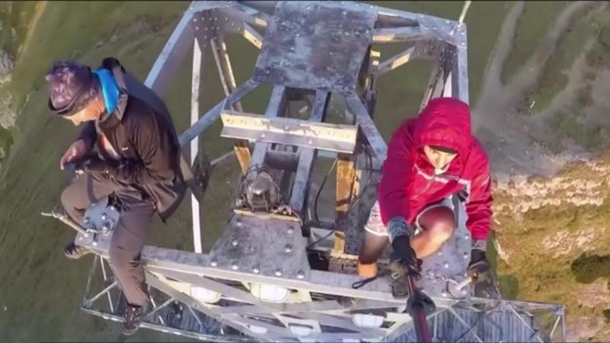 teribilism extrem cum s au filmat doi tineri care au urcat la crucea de pe caraiman