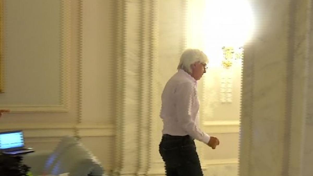 politikix fumuri de consilier cum reactioneaza cand e surprins cu tigara aprinsa in parlament