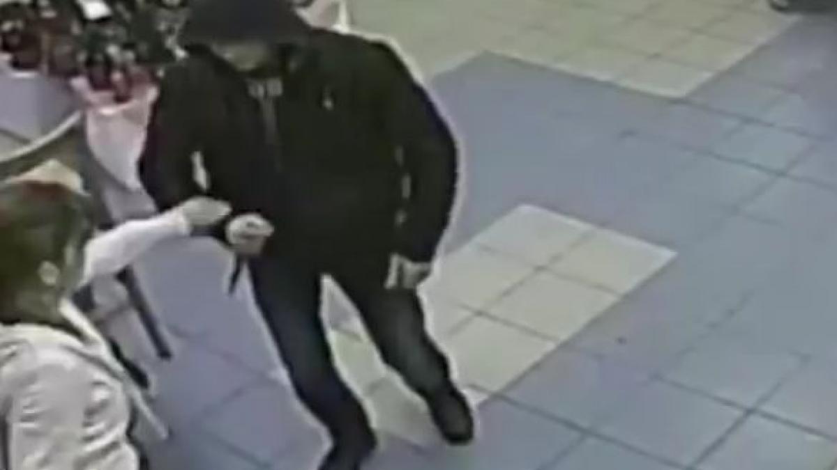 a intrat intr un magazin si a amenintat vanzatoarea cu un cutit ce a urmat insa a fost cu totul