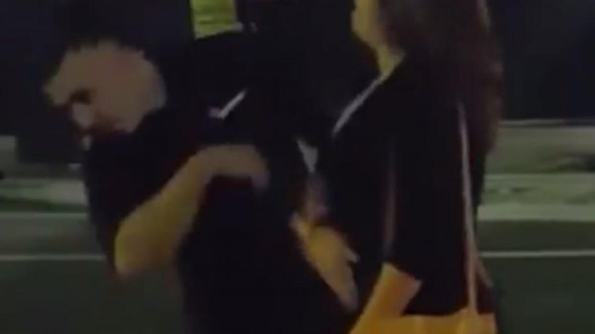 imagini socante in australia politist lovit si insultat de o femeie chiar in mijlocul strazii cum a