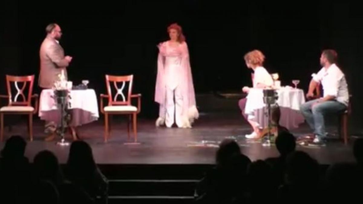 moment inedit pe scena teatrului nottara dupa ce piesa s a terminat doi tineri au fost invitati sa