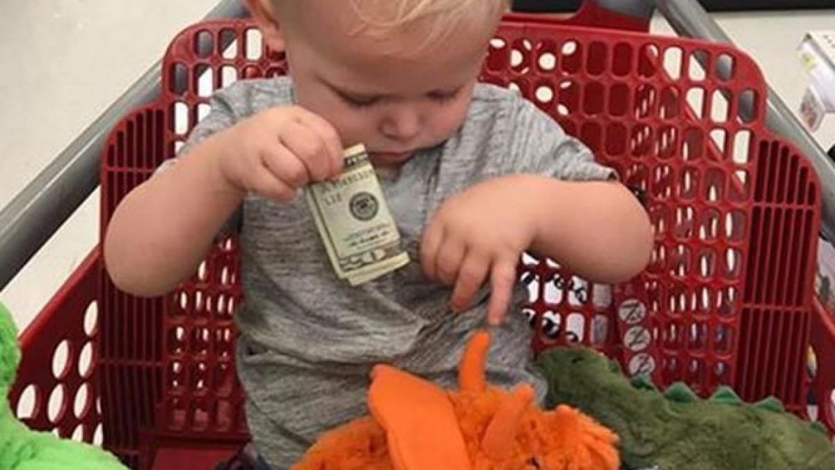 baietelul i a strigat buna unui batran care trecea pe langa el in supermarket omul s a oprit si s a