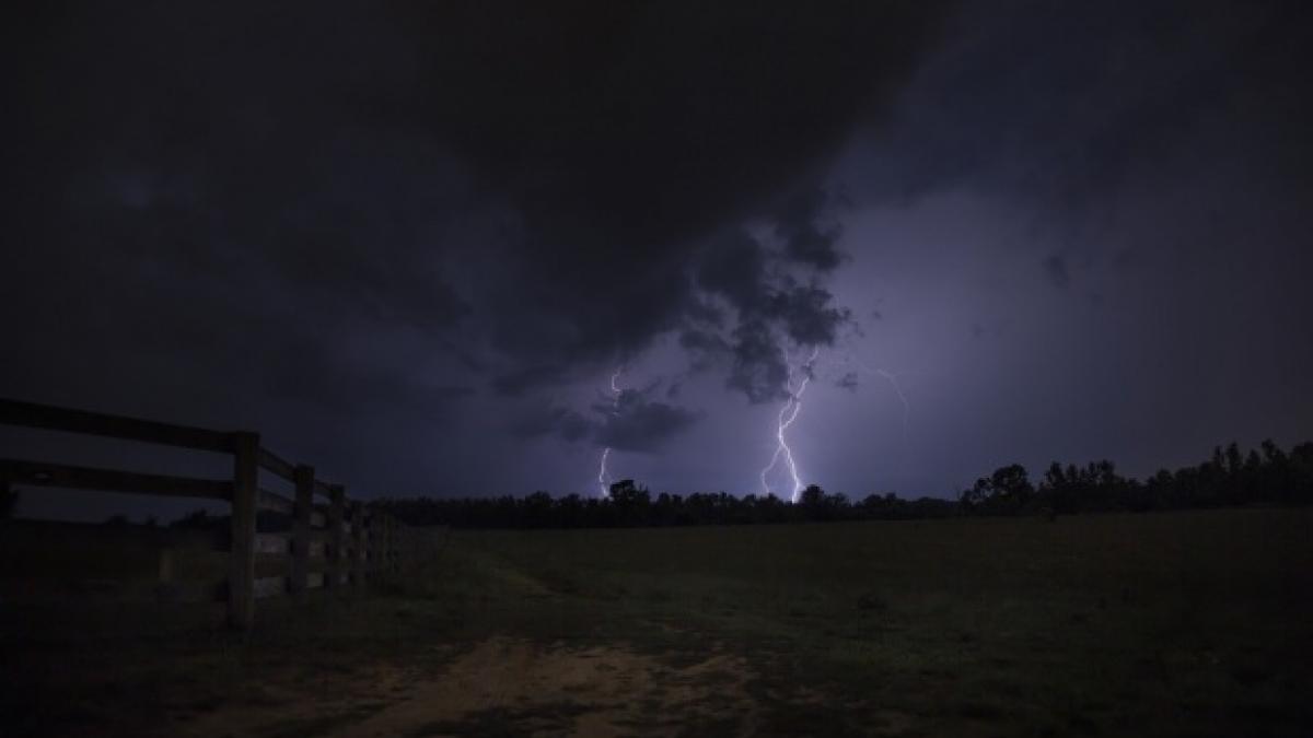 ce sa nu faci niciodata cand e furtuna si fulgera trebuie sa citesti asta
