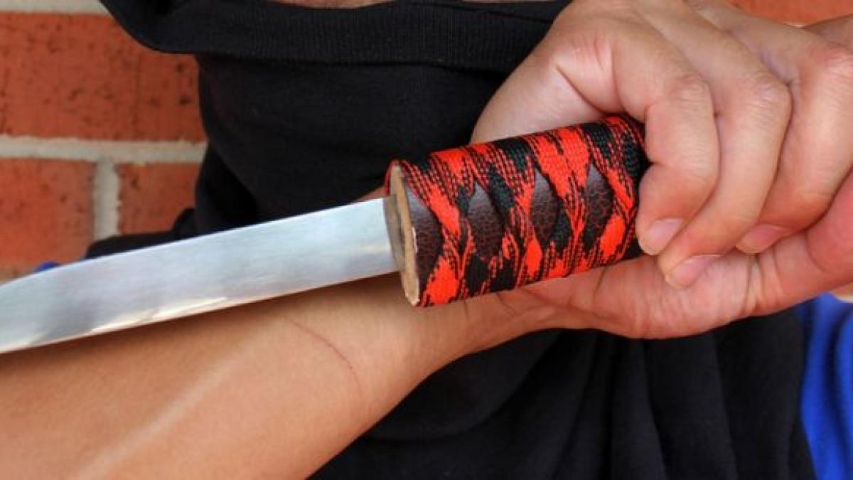 scene socante intr un cartier din bucuresti un barbat a iesit amenintator cu un cutit pe strada ce