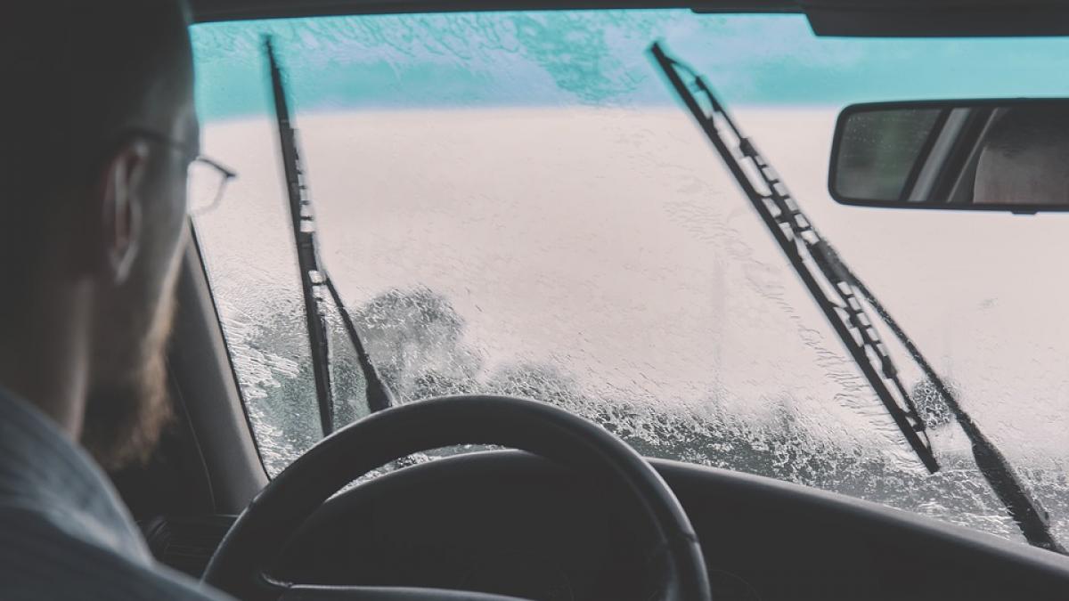 sfaturi pentru soferi pe vreme rea ce trebuie sa faci cand ploua torential si bate vantul puternic