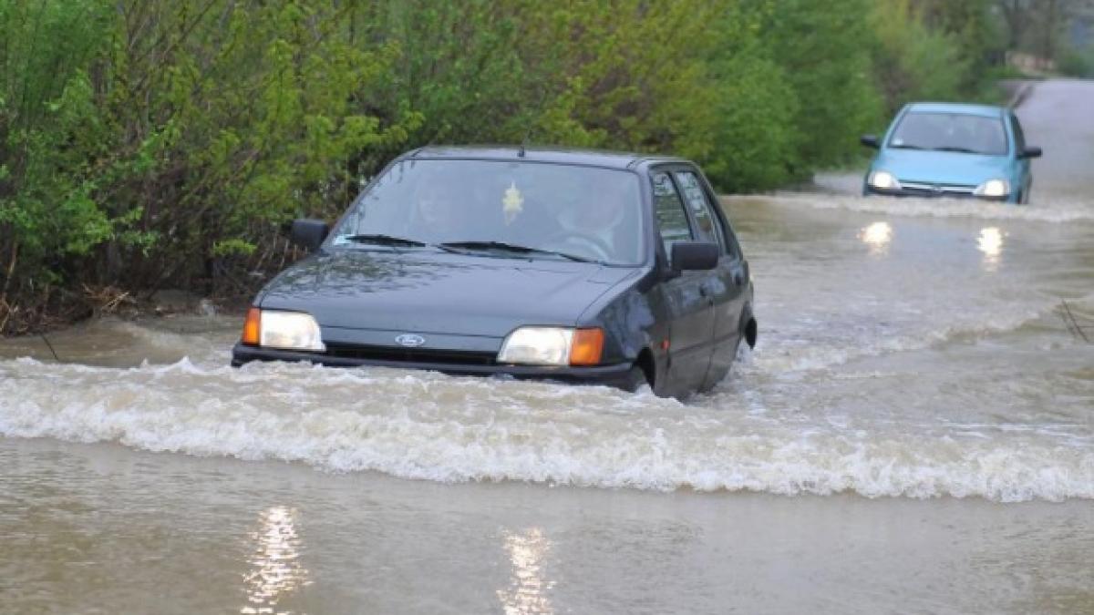 sirenele au sunat la targu jiu dupa ce o ploaie torentiala a inundat strazile din oras oamenii sunt