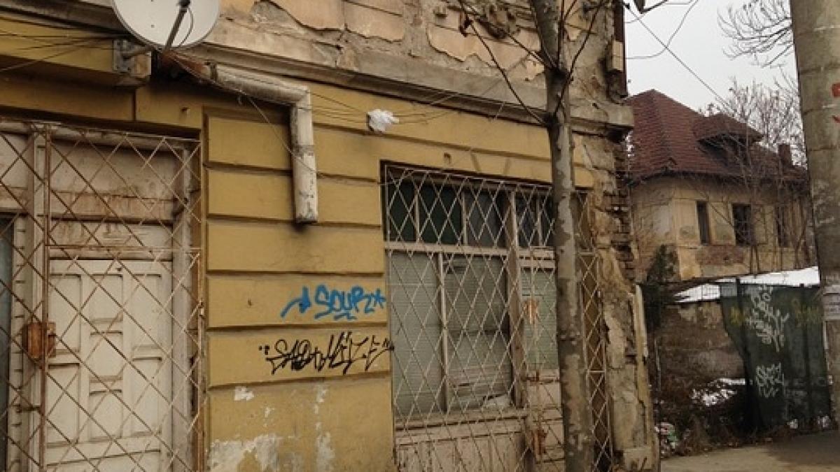 situatie alarmanta pentru bucuresteni sute de case sunt un pericol cand este furtuna