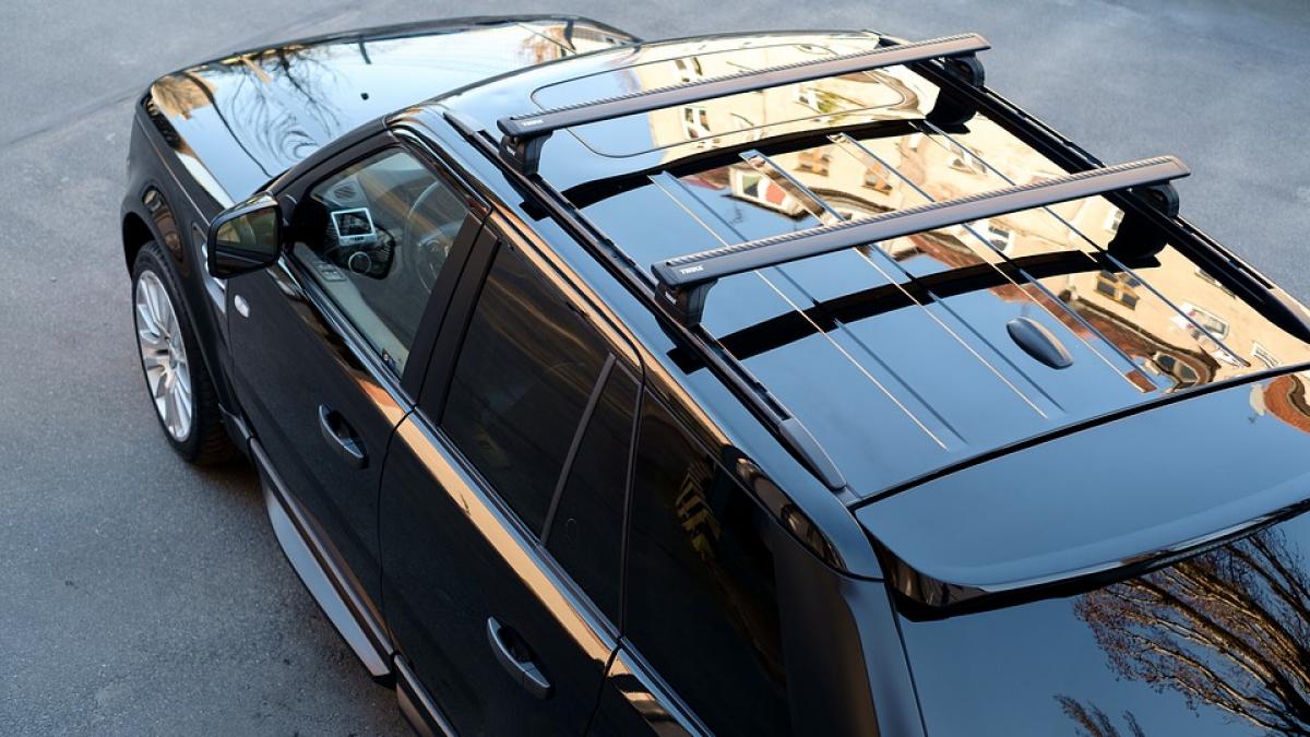 un fotbalist si a parcat bolidul de lux pe doua locuri in zona unui supermarket aglomerat ce a