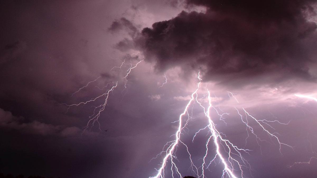 video cum se vede din satelit ciclonul care loveste romania