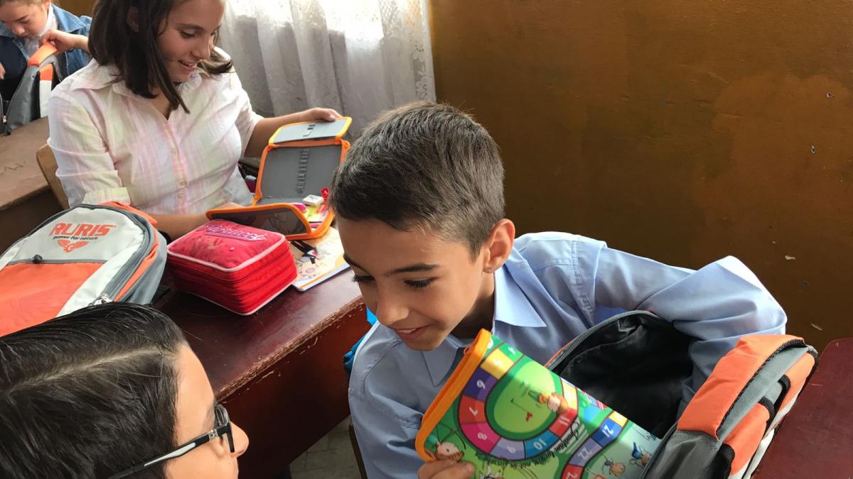 1 100 de elevi din 11 judete din romania au inceput scoala cu ghiozdane complet echipate prin