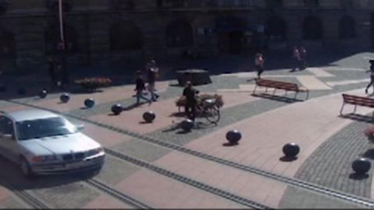 imagini socante cu un tanar teribilist care a patruns cu bolidul pe strazile pietonale din