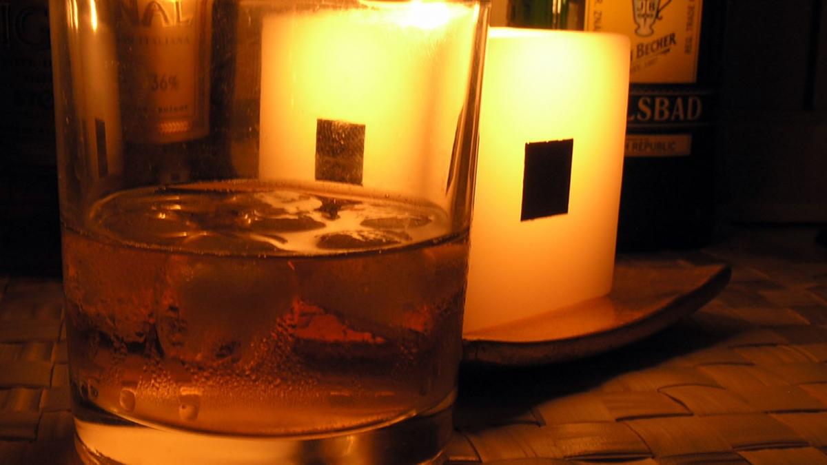 motivul adevarat pentru care trebuie sa pui mereu gheata in whisky