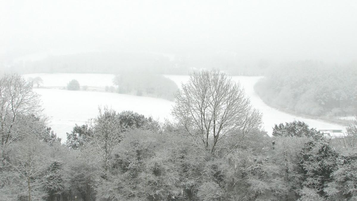 ninge in romania de cateva ore locul in care zapada are deja cativa centimetri