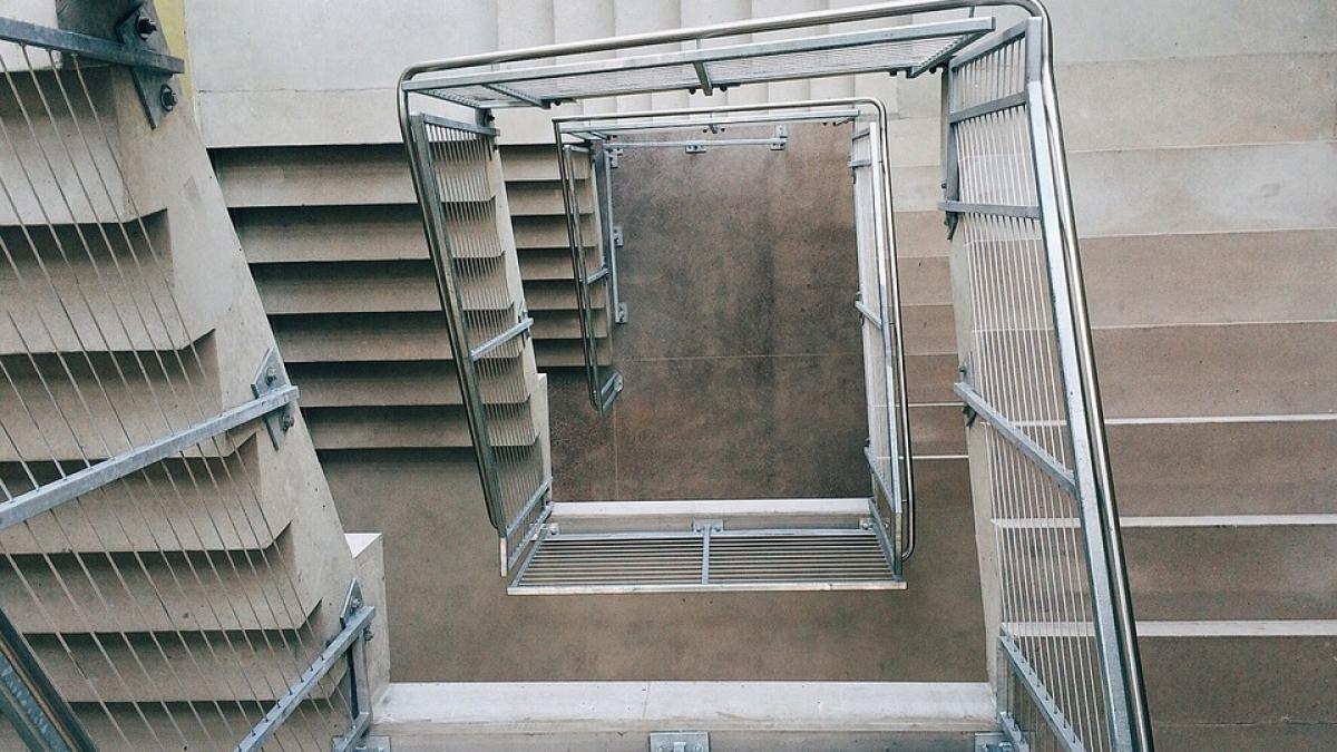 o invatatoare a intrat in coma dupa ce a cazut pe scari la scoala