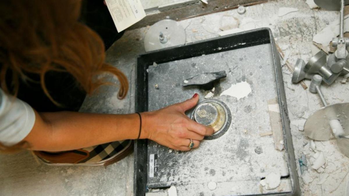 renovau bucataria cand au gasit un seif in perete si au dat seama imediat ca au scapat de grija