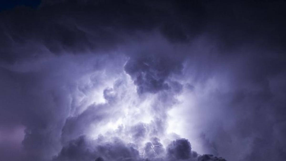 rupere de nori in vrancea si dambovita mii de gospadarii fara curent electric in urma furtunii