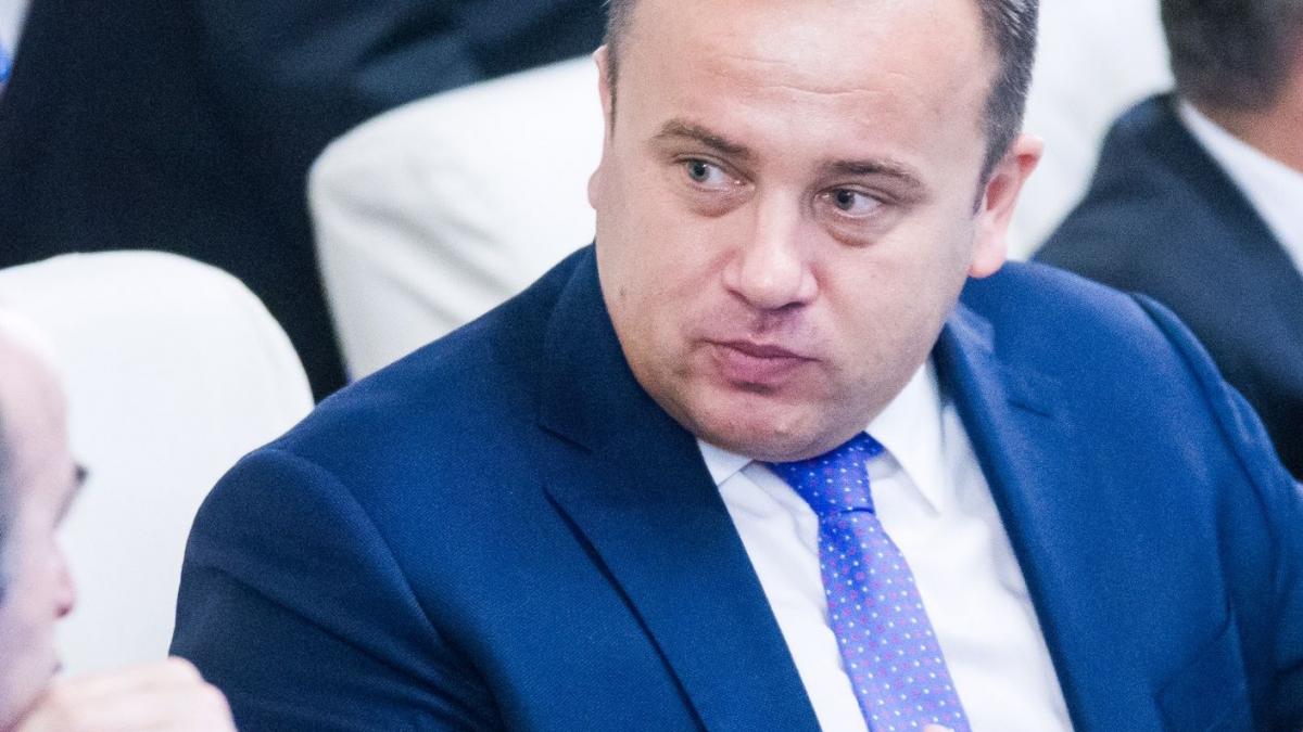 acuzatii extrem de grave ale ministrului educatiei baronii manualelor au invartit peste 100 de