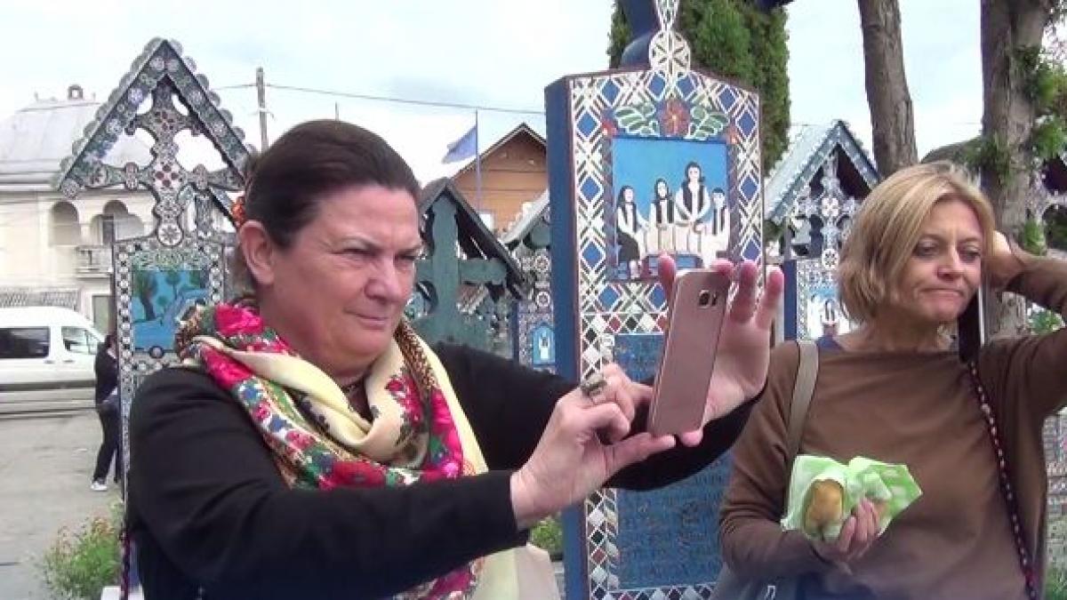 be eu europarlamentarii in vizita la cimitirul de la sapanta