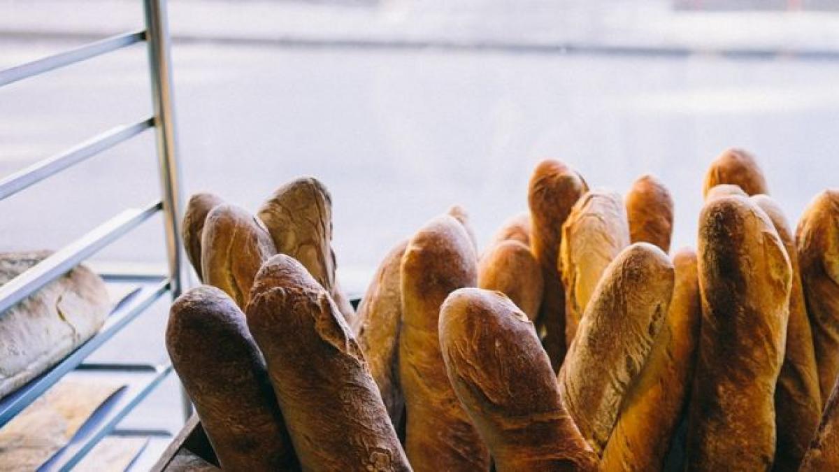 cumpara paine si pateuri apoi santaja administratorii de magazine ce spunea ca a gasit in alimente