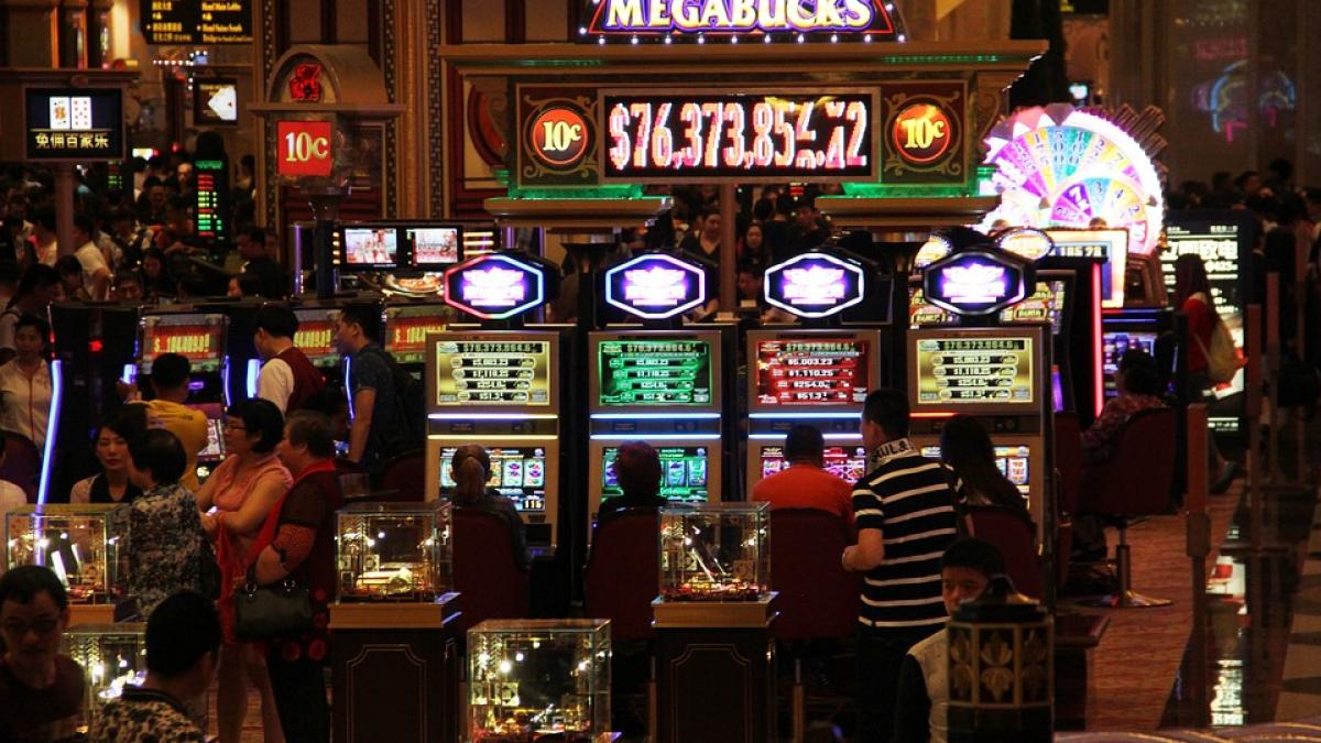 jocurile de noroc ii falimenteaza pe italieni ce sume fabuloase pierd acestia