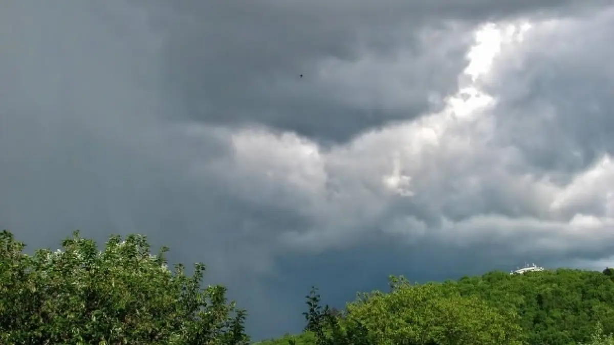 meteorologii au transmis o avertizare cod portocaliu de ploi descarcari electrice si vant puternic