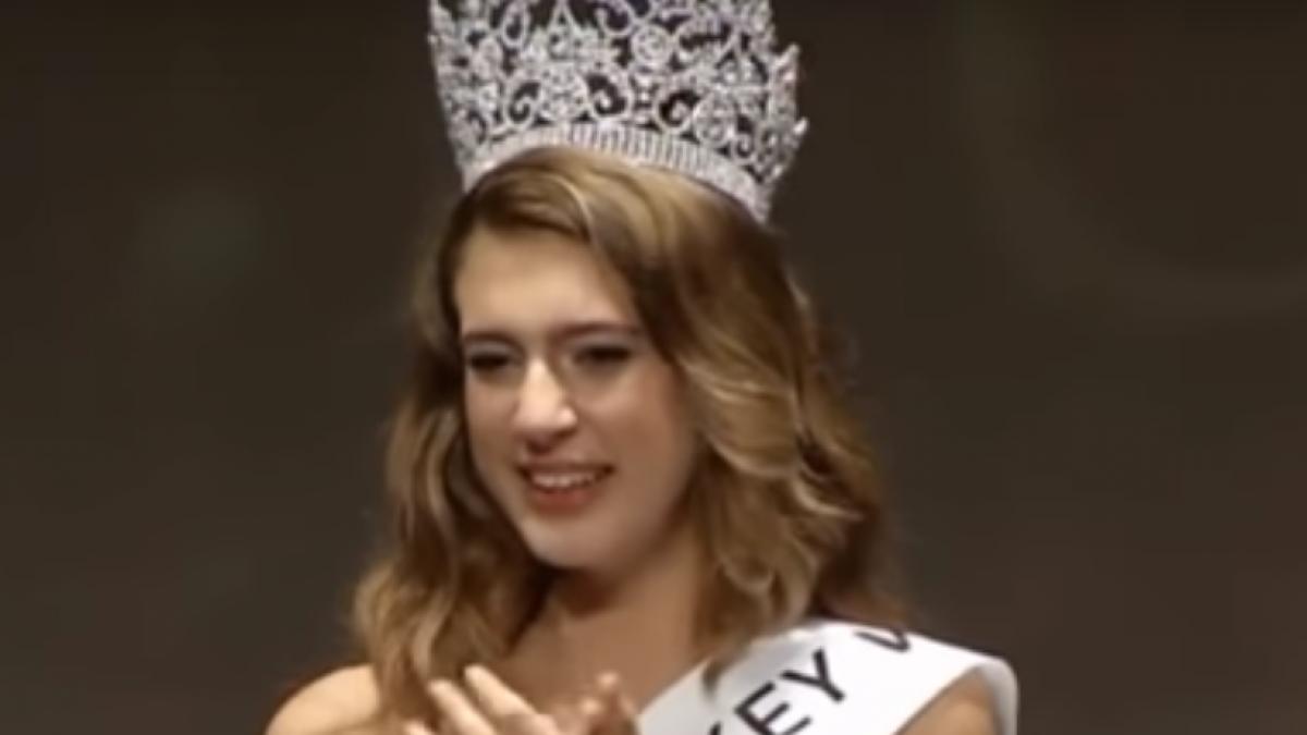 miss turcia a ramas fara titlu din cauza unei postari neinspirate pe twitter