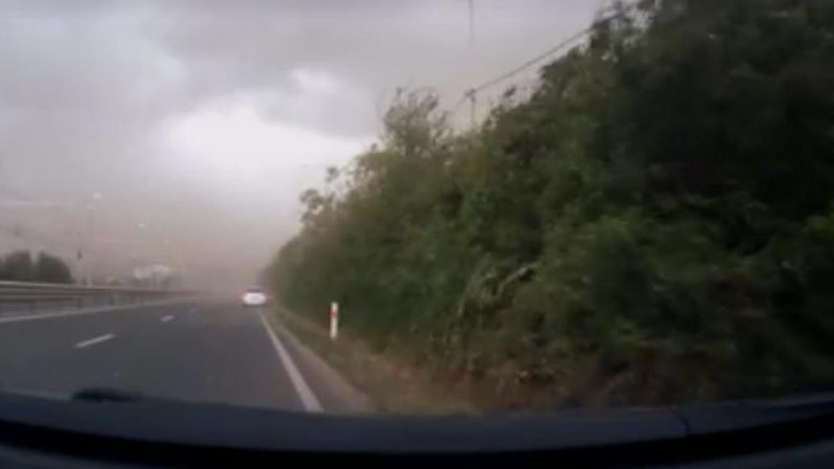 momentul cand poarta de la intrarea in timisoara s a prabusit pe masina tanarului medic imagini cu