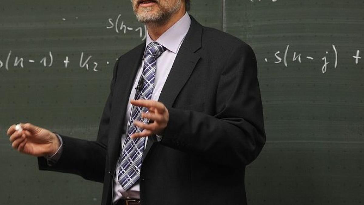 profesor cercetat dupa ce ar fi dat un elev cu capul de un hidrant