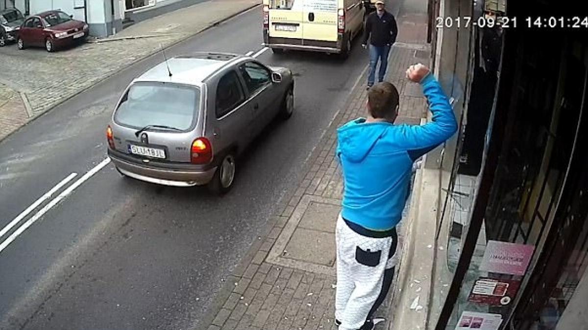 a fost surprins in timp ce vandaliza vitrina unui magazin si a incercat sa fuga ce a patit cateva