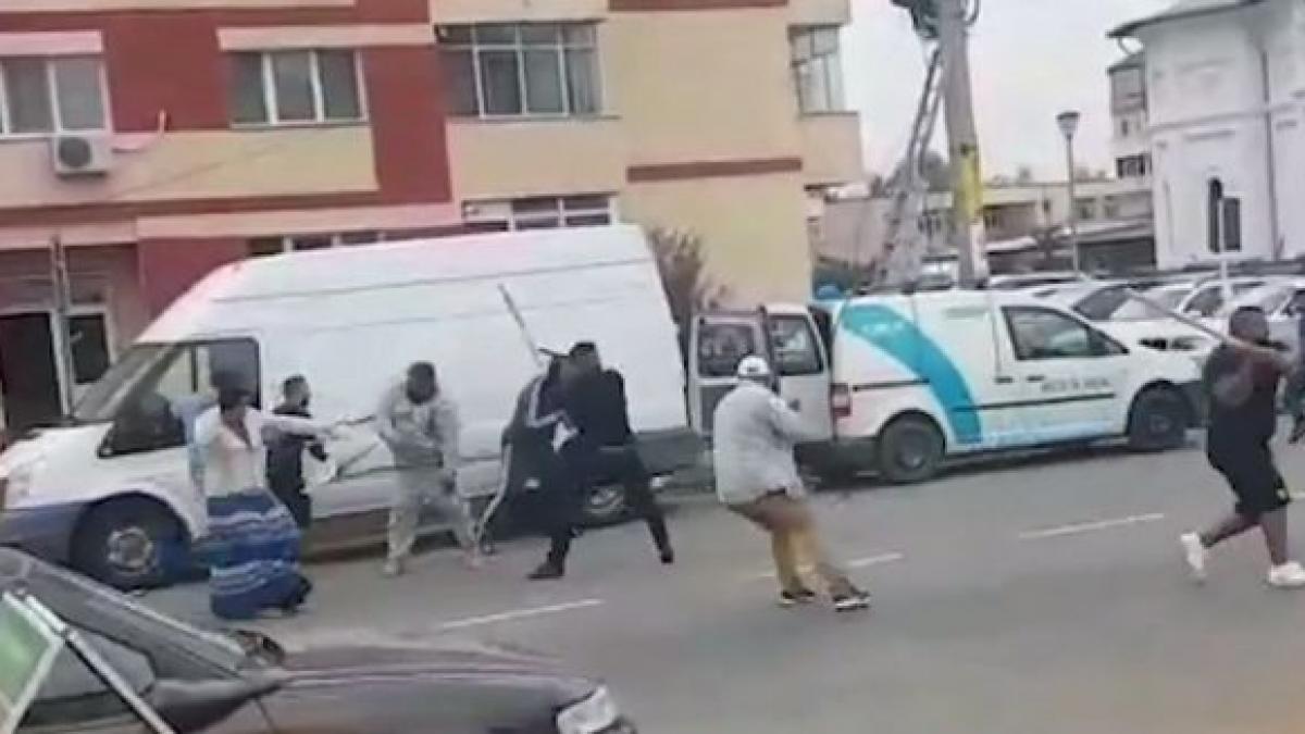 imagini halucinante bataie cu bate si sabii in plina strada