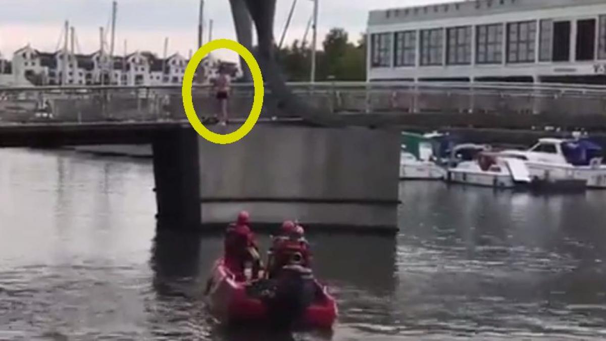 imagini ireale filmate in marea britanie un roman ameninta disperat ca se arunca de pe pod iar zeci