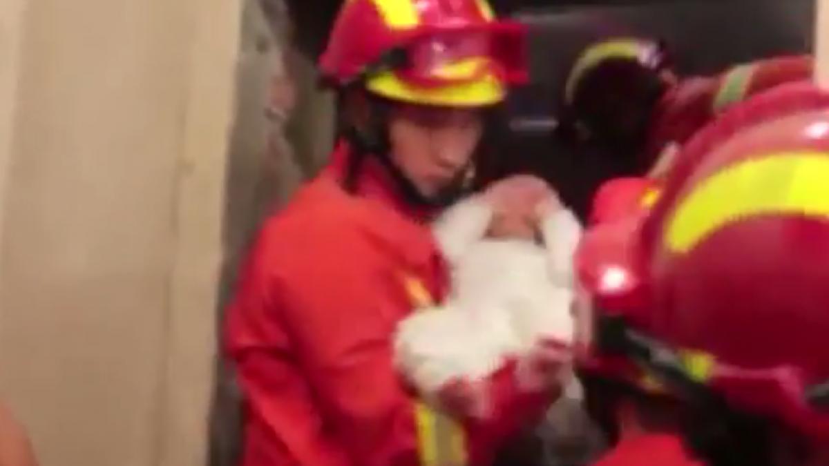 pompierii au fost chemati la o altfel de misiune o femeie a ramas blocata in lift impreuna cu