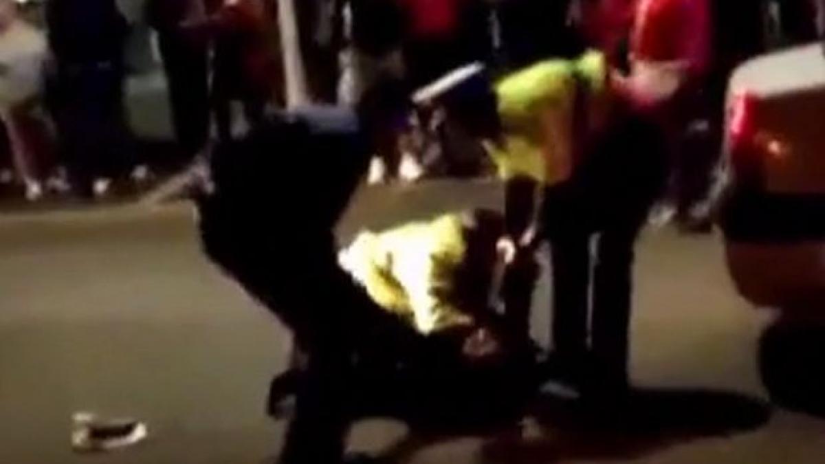 scandal in plina strada tineri incatusati de politisti video