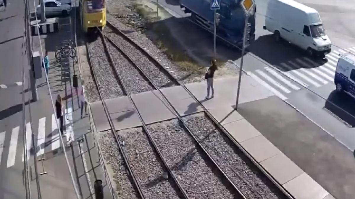 accident cumplit o tanara a fost lovita de tramvai din cauza telefonului mobil video