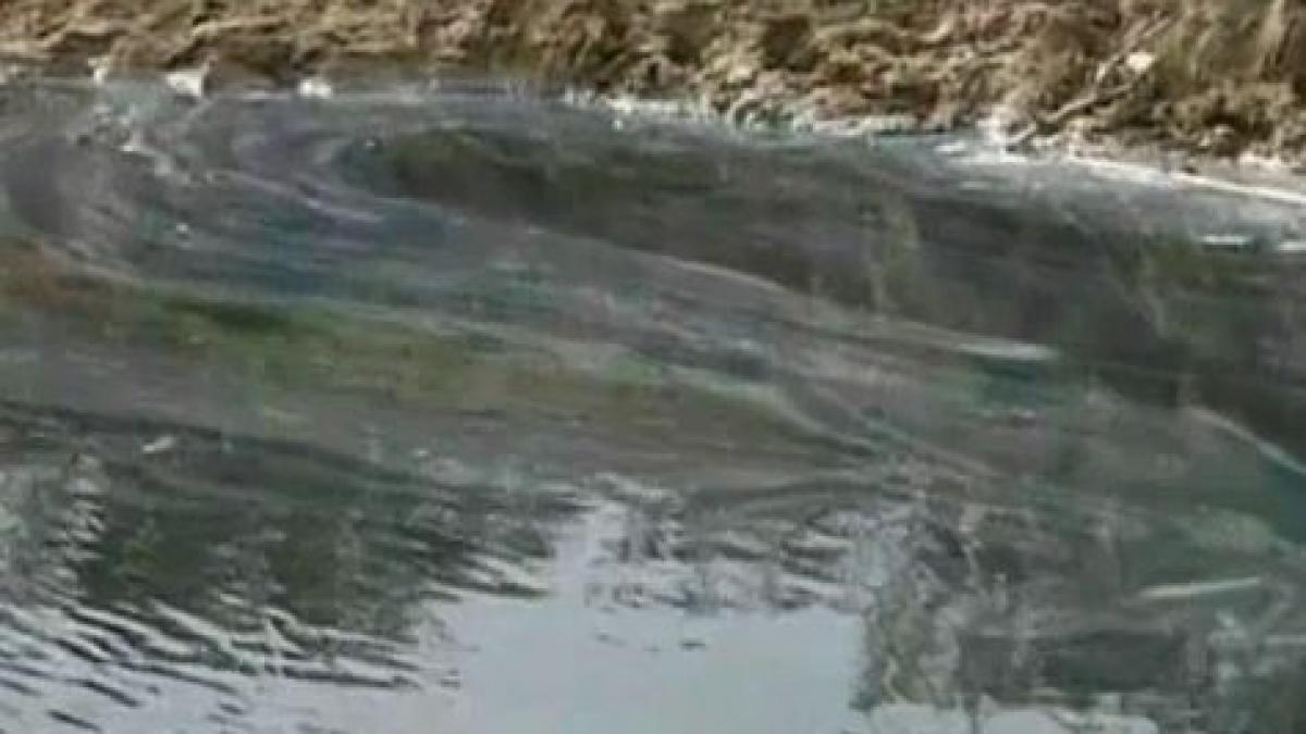 localnicii unei comune din judetul galati sunt in panica apa unui lac a devenit peste noapte neagra