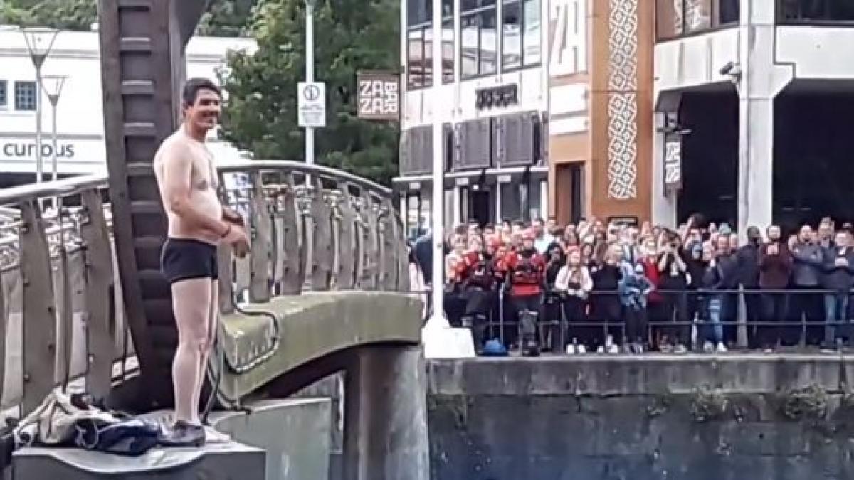 reactie revoltatoare a englezilor dupa ce un roman a amenintat ca se sinucide ce au facut oamenii a