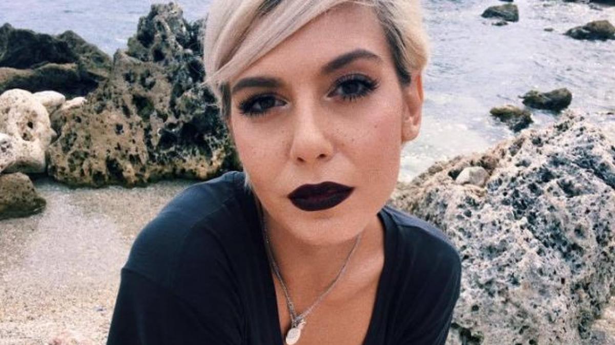 sore mesaj trist pe o retea de socializare postez pe net ca sa imi descarc din tristete