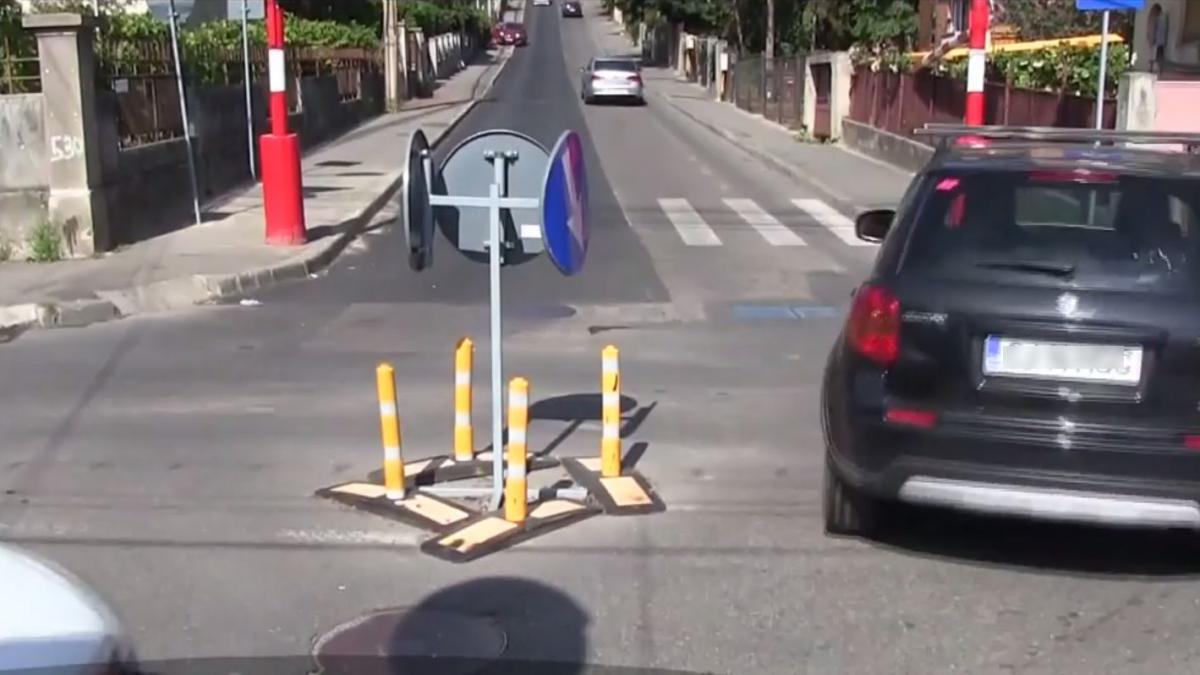 cel mai mic sens giratoriu din romania mai mult incurca traficul decat sa l fluidizeze video