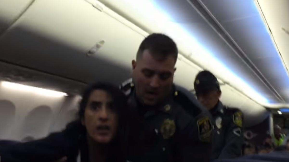 o pasagera a fost tarata afara dintr un avion motivul este halucinant video