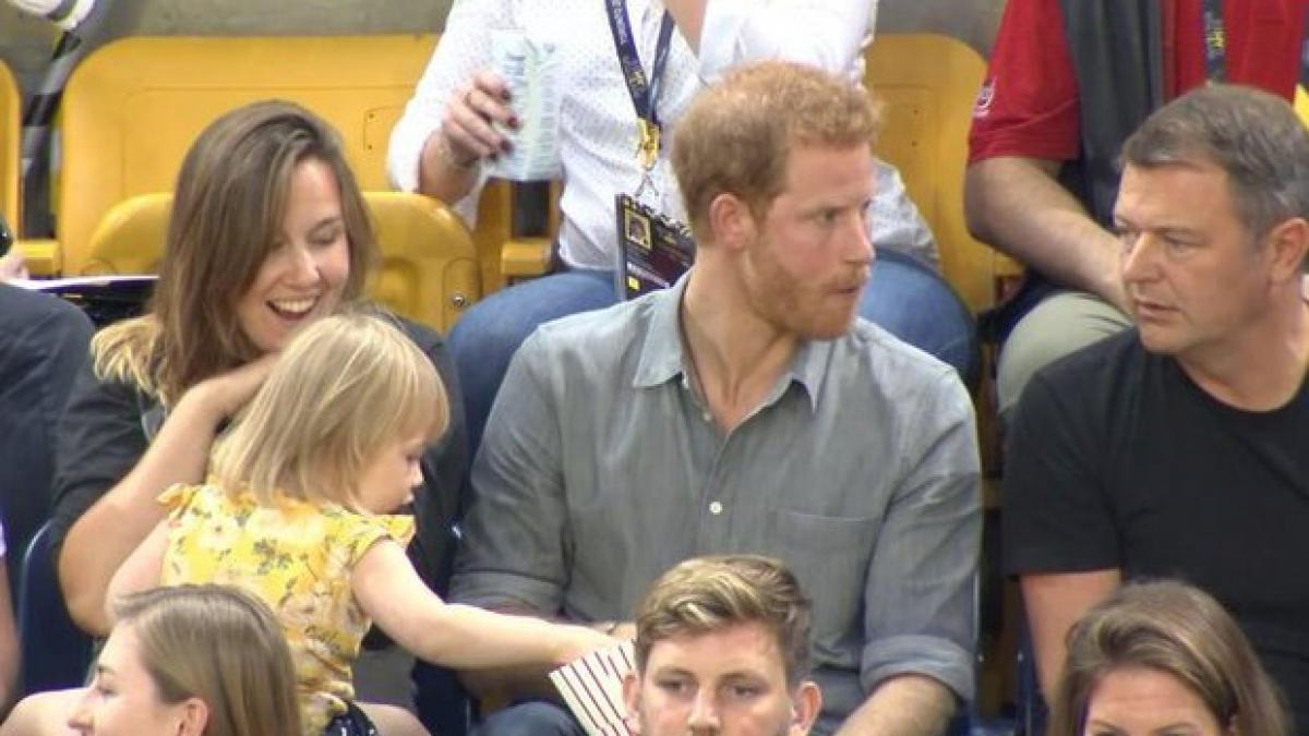 reactia geniala a printului harry la indrazneala unei fetite de doi ani care ii fura din popcorn