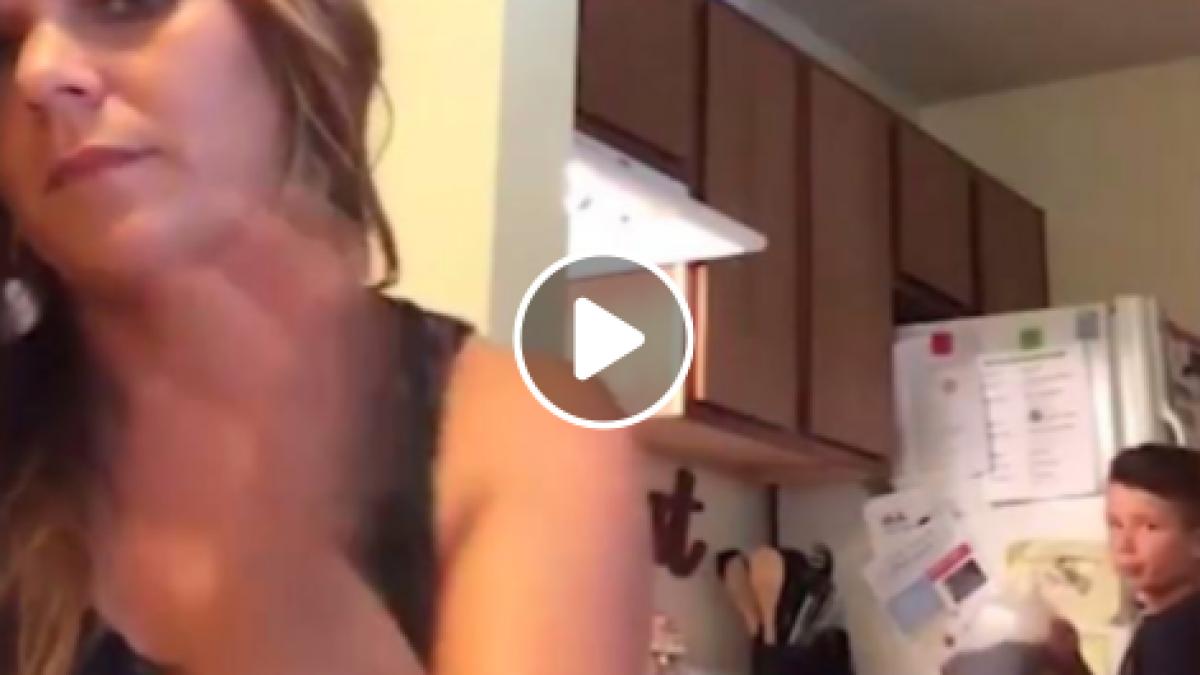 si a pus telefonul pe masa si a inceput sa se filmeze in timp ce canta cand s a uitat ce se