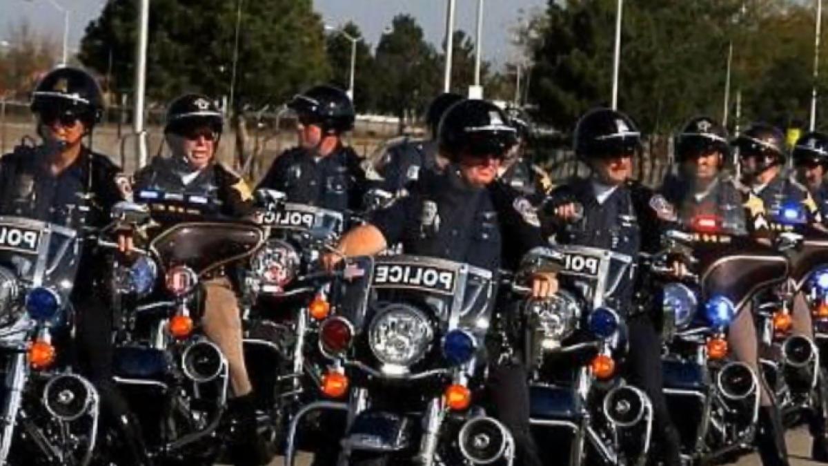 un politist care il escorta pe trump a fost lasat ranit pe sosea dupa ce a cazut de pe motor video