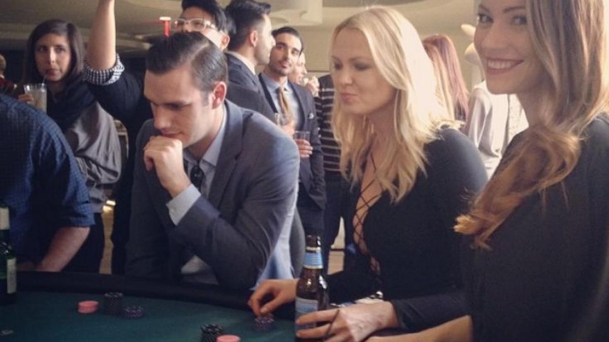 cum arata fiul lui hugh hefner la 26 de ani e gata sa si ia in primire titlul de taticul playboy