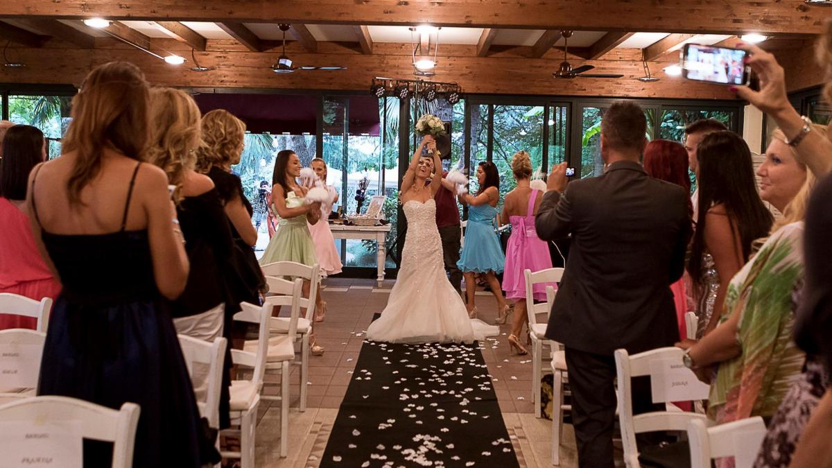 mireasa a venit in fata altarului unde nu o astepta nimeni decizia inedita pe care a luat o femeia