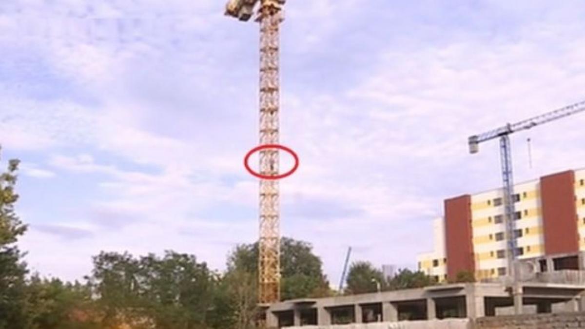 motivul pentru care fiul unui milionar roman a stat pe o macara amenintand ca se sinucide