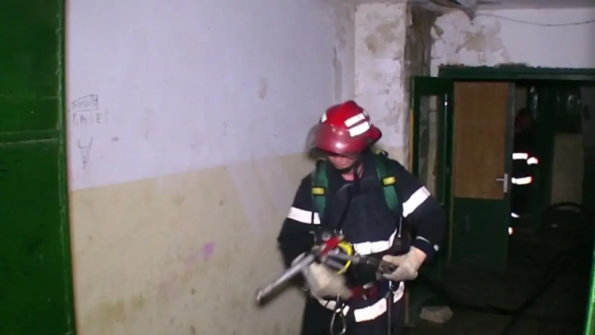 incendiu puternic intr un bloc din sibiu cel putin 15 persoane au fost evacuate