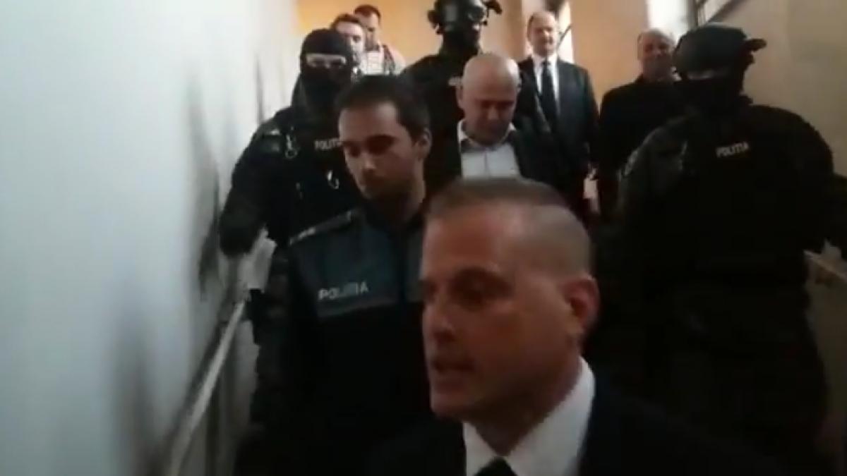 mascatii au intervenit in forta in aceasta seara soc pe scena unui spectacol de opera