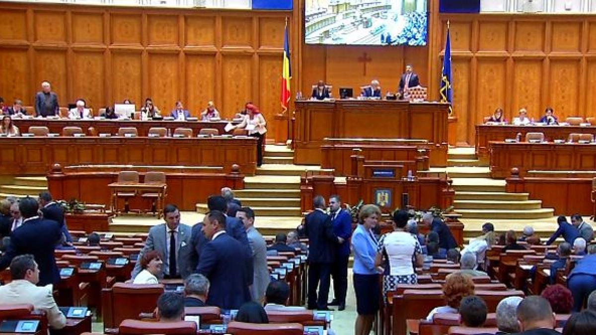 parlamentarii platiti cu 760 de lei pe ora