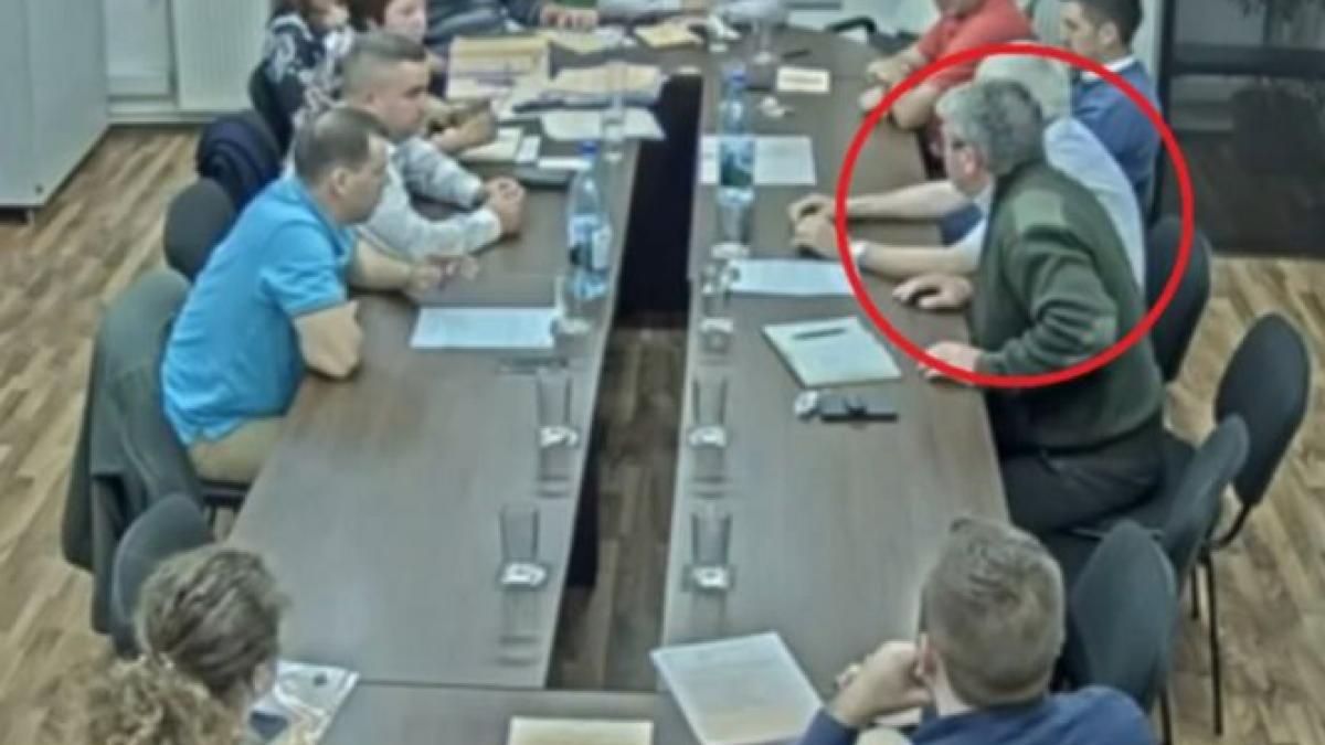 un consilier local din sibiu vrea sa interzica politia in comuna voi sunteti in slujba noastra ba