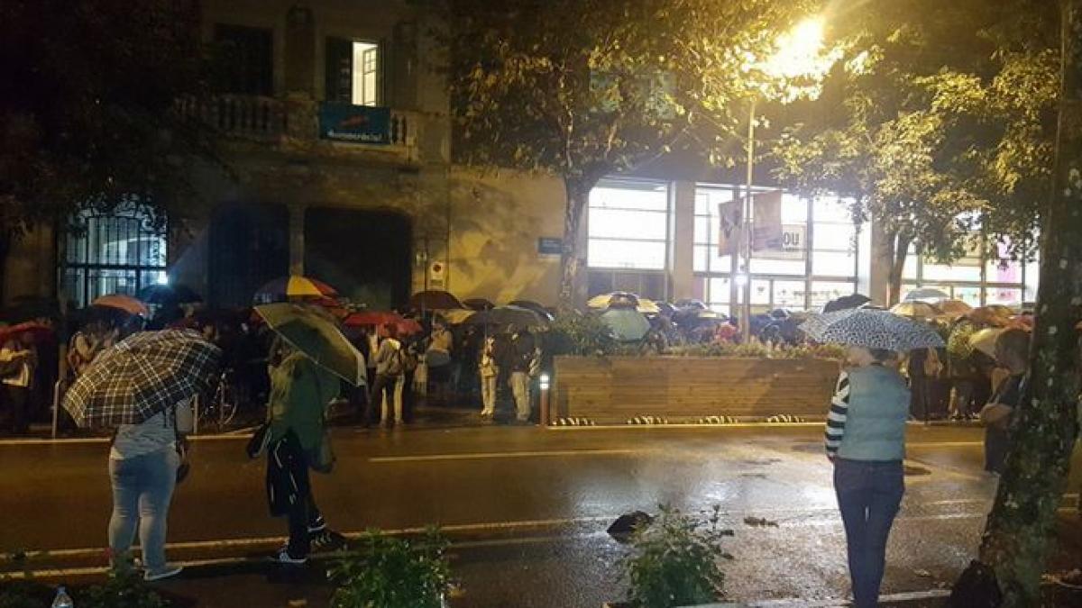 video emotionant un politist catalan izbucneste in lacrimi in timp ce apara votantii ce a urmat